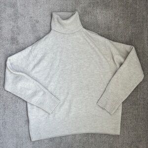 H&M Women's Soft Gray Turtleneck Sweater - Small